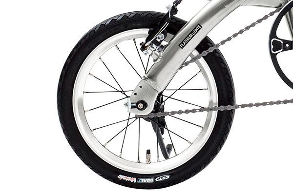 サビにも強いスポークと軽量化されたタイヤを標準装備