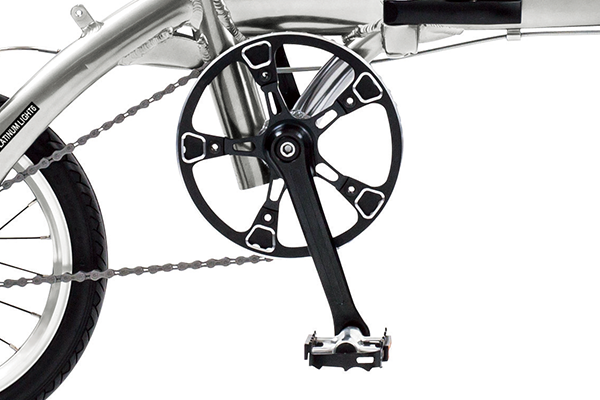 折りたたむ際邪魔になるペダルも取り外すことが可能。