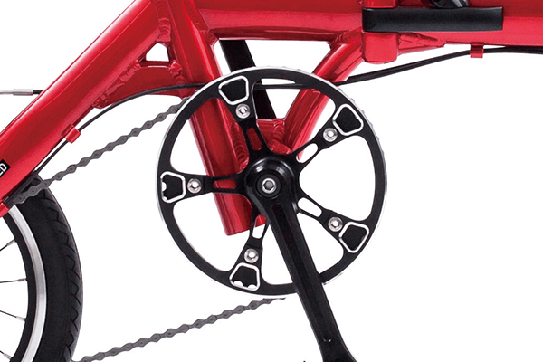 デザイン性もさることながら軽量化もされたスタイリッシュなクランク。