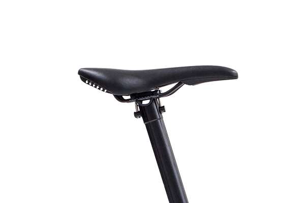 漕ぎやすい、細身のスポーツサドル。