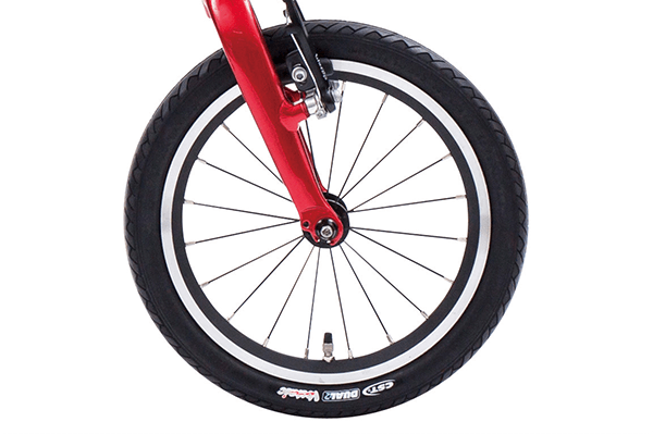 サビにも強いスポークと軽量化されたタイヤを標準装備