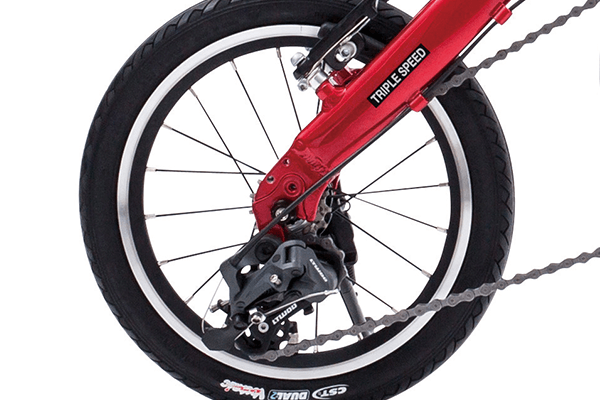 様々なシチュエーションで快適に走行していただける様に、変速機を搭載