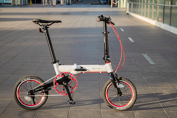 赤のアクセントがおしゃれな軽量折りたたみ自転車。