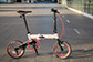 赤のアクセントがおしゃれな軽量折りたたみ自転車。