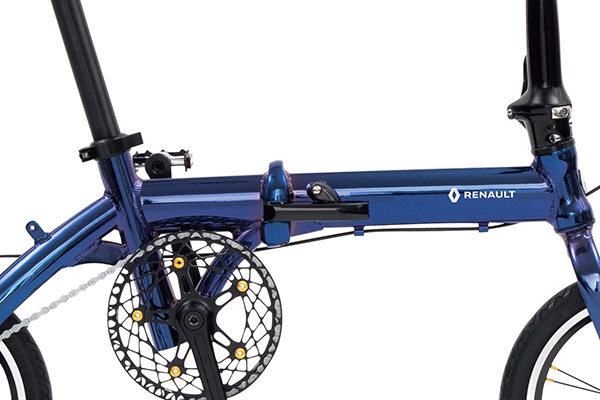 角度によって違った表情を見せてくれる。高級感あふれるアルミフレーム。