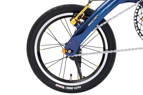 サビにも強いスポークと軽量化されたタイヤを標準装備