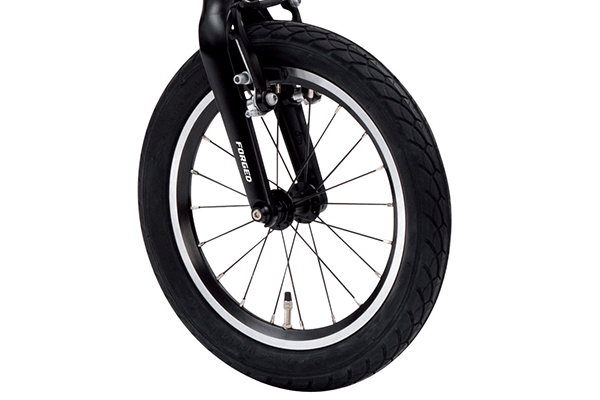 サビにも強いスポークと軽量化されたタイヤを標準装備