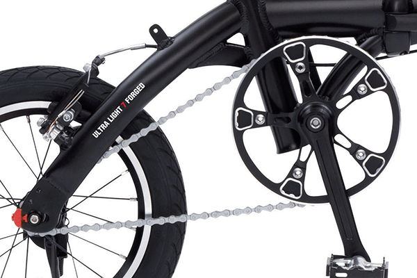 サビにも強いスポークと軽量化されたタイヤを標準装備