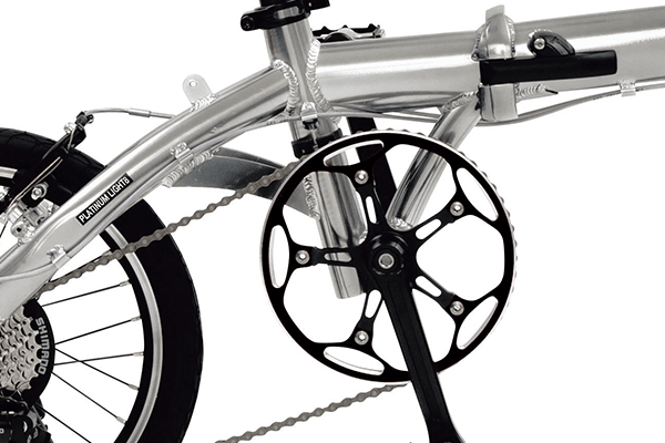 デザイン性もさることながら軽量化もされたスタイリッシュなクランク。