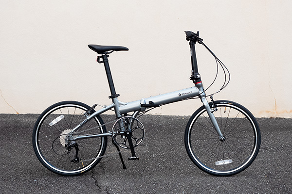 ストレートなフォルムにシルバーがかっこいい。