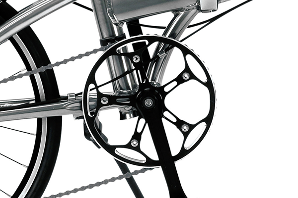 デザイン性もさることながら軽量化もされたスタイリッシュなクランク。