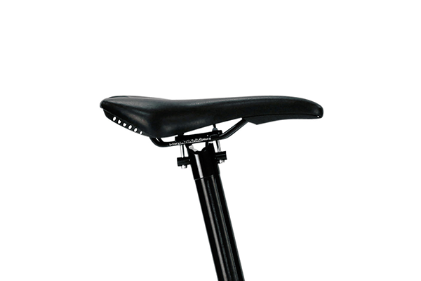 漕ぎやすい、細身のスポーツサドル。