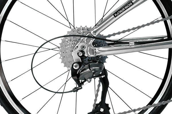 街乗りからロングライドまで様々なシチュエーションで快適に走行していただける様に、安心安全のシマノ製9段変速機を搭載。