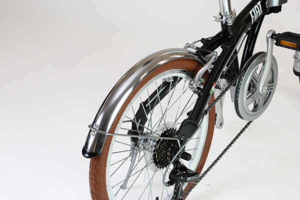 リアフェンダーはもちろんのことフロントフェンダーも付いているので雨の日や水たまりでも安心して走行可能。