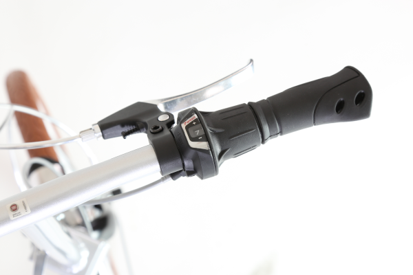 ハンドルグリップを回すだけで変速できるので、初心者でも簡単に操作できます。