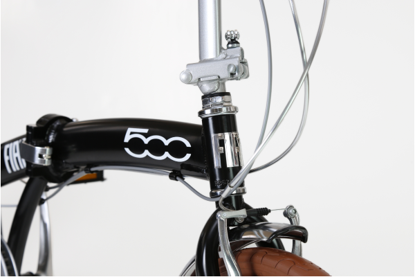 FIATのロゴが目を引くヘッドワッペン。