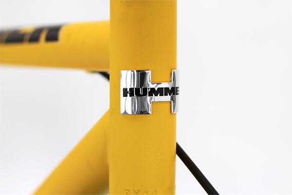 HUMMERのメッキパーツを連想させるヘッドバッジ。