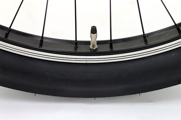 一般的な自転車に採用されるものと同じ英式バルブ。