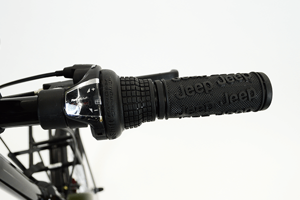 Jeepのロゴがデザインされたグリップ。滑り止めの役割にもなります。