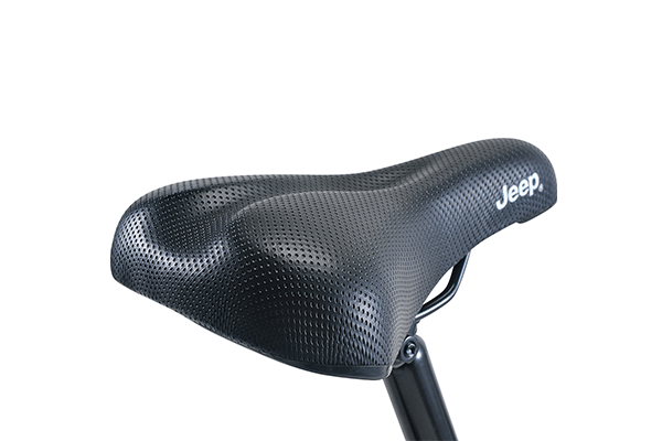 パンチングのエンボス加工を施してあり、快適な乗り心地に。