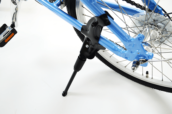 停車時に必須の片足スタンドを標準装備。