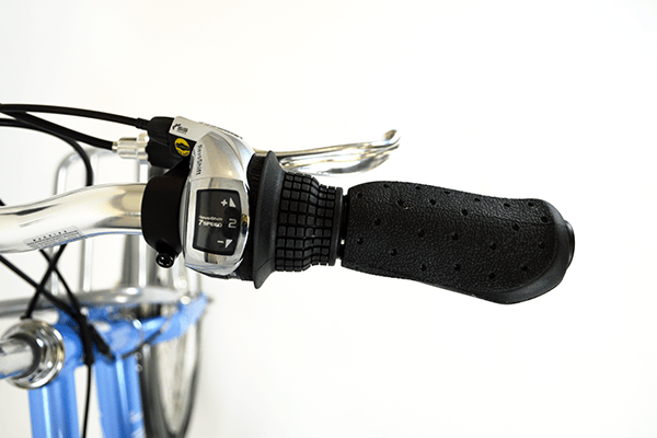 ハンドルを握ったままギアを変更できる、シマノ製のグリップシフトを採用。