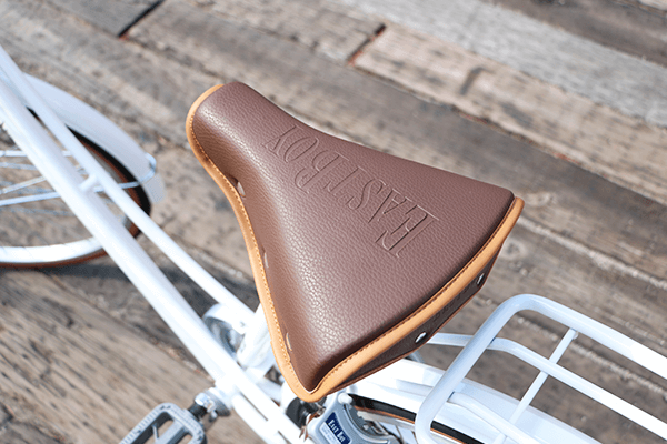 デザイン性に加え、クッション性も重視した大きめのサドル。長時間の走行でも負担を軽減します。※画像は2018年モデルです。