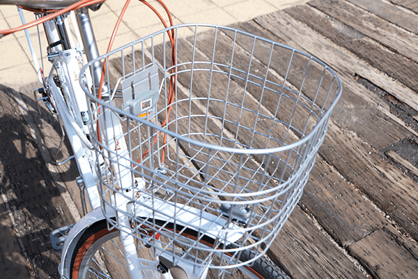 毎日の通勤通学・買い物に便利なバスケットを搭載。※画像は2018年モデルです。