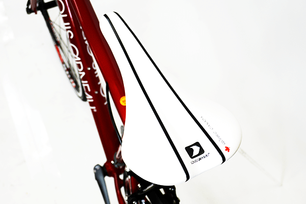 中央にくぼみがあり、長時間の走行でもお尻が痛くなりづらく、快適に走行可能。