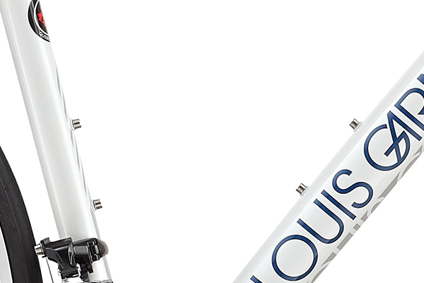 スポーツドリンク用ホルダーまたはペットボトル用ホルダーが設置可能なボトルホルダー台座付き。