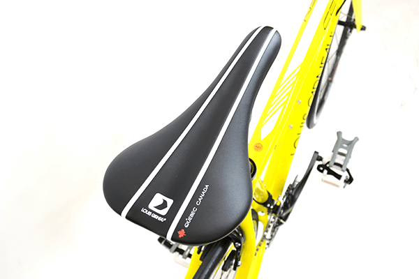 中央にくぼみがあり、長時間の走行でもお尻が痛くなりづらく、快適に走行可能。