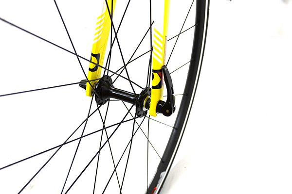 スパナなどの工具を使わずに簡単に車輪の着脱が可能。