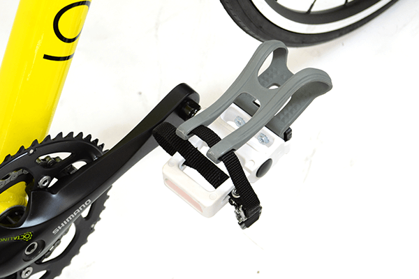 足が固定されることで引き足が使え、ペダルが踏み込みやすくなり効率よくペダリングができます。