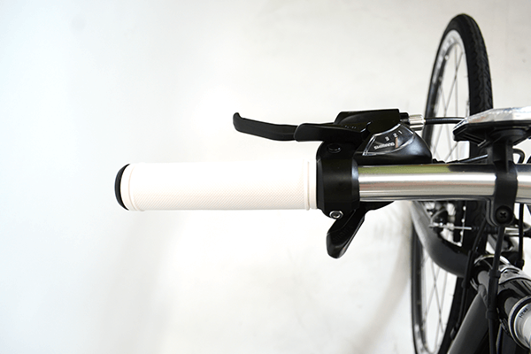 指先で簡単にギアを変更できる、シマノ製24段変速機を搭載。