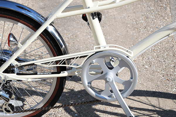 走行中のチェーンによる裾汚れを防御。