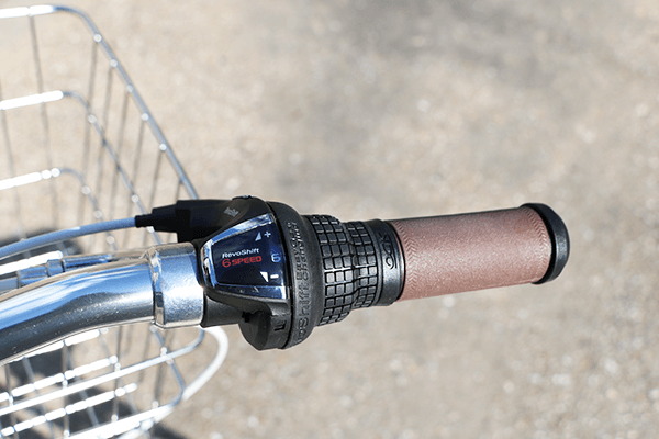 ハンドルを握ったままギアを変更できる、シマノ製のグリップシフトを採用。