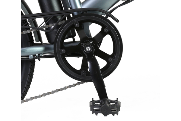 チェーンオイルによるズボンの裾の汚れやチェーンへの巻き込みを軽減。