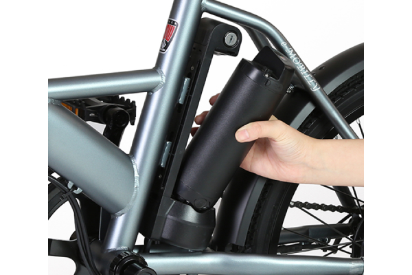 水筒型のスリムなバッテリー。取り外しも簡単で持ち運びもラクラク。