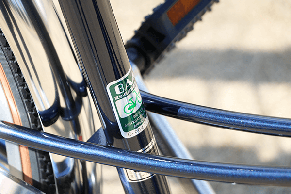 安全基準をクリアしたBAAマーク付き。お子様の通学車としてもオススメです。※画像は2018年モデルです。