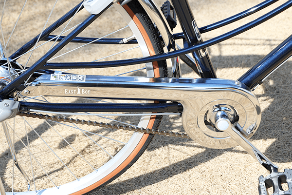 走行中のチェーンによる裾汚れを防ぎます。サビに強いステンレス製です。※画像は2018年モデルです。