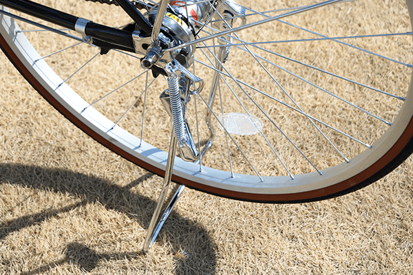 不安定な場所でも車体を安定させられる両足スタンドを搭載。※画像は2018年モデルです。