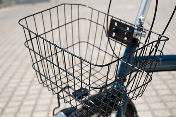 折りたたみには珍しい、十分な大きさのフロントカゴを標準装備！