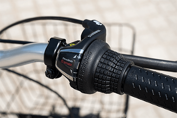 ハンドルを握ったままギアを変更できるグリップシフトを採用。(※入荷時期により見た目に若干の差異があります)