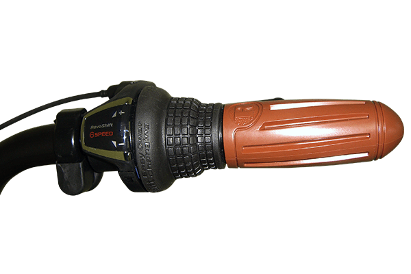 ハンドルを握ったままギアを変更できる、シマノ製のグリップシフトを採用