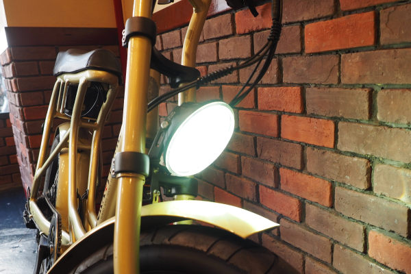 1200 Lm(ルーメン）で車やバイク並みに明るい。