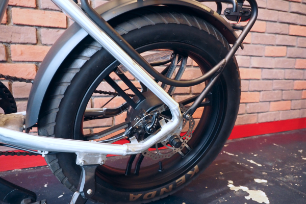 4.125インチ幅(約10cm)の大迫力のファットタイヤを装着しています。