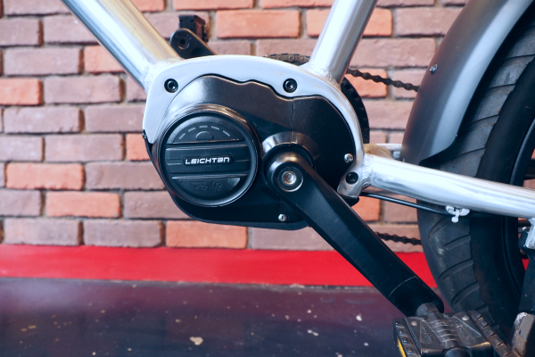 クランク部にバッテリーを配置しフレームをスッキリと見せています。