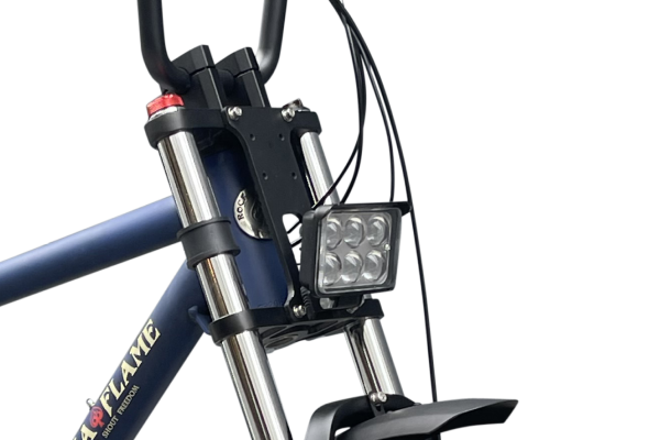 LED照明で高明度なので、前方を照らすのはもちろん、歩行者や車からも視認性が高いので、安全に走行できます。