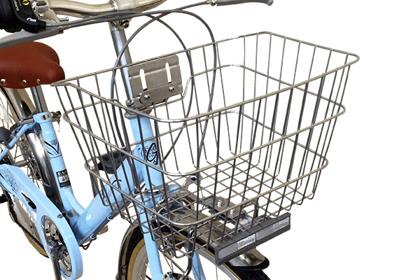 ちょっとした荷物を入れるのに十分な大きさのカゴを標準装備。