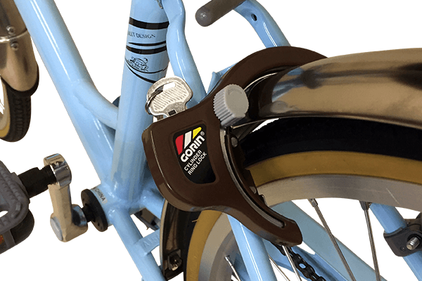 大切な自転車を守るために、簡単にロック・解除が可能なカギ（リング錠）を装着。